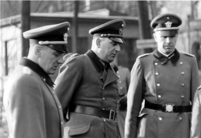 O Oberführer Wilhelm Fuchs, comandante do Einsatzgruppe Serbia, encarregados de eliminar a resistências atrás da linha de frente