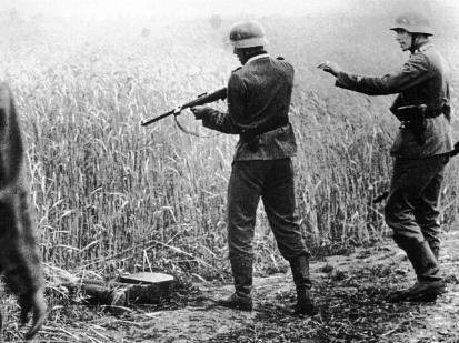 As unidades Força-Tarefa Tilsit (Einsatzgruppen), buscavam principalmente eliminar opositores políticos, soldados e guerrilheiros inimigos